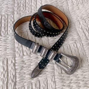 EUC WOMENS SKINNY BLACK WESTERN STYLE SILVER EMBELLISHED BELT